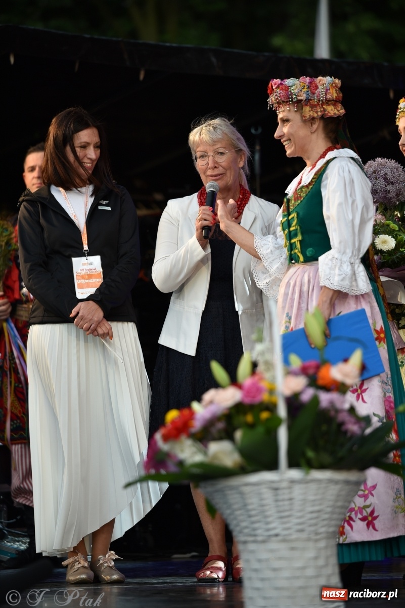 Zdjęcie w galerii na portalu naszraciborz.pl: Śląsk zabrał raciborzan w muzyczno-taneczną podróż po świecie wiadomości z regionu