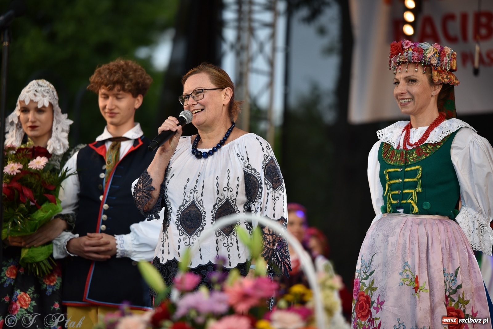 Zdjęcie w galerii na portalu naszraciborz.pl: Śląsk zabrał raciborzan w muzyczno-taneczną podróż po świecie wiadomości z regionu
