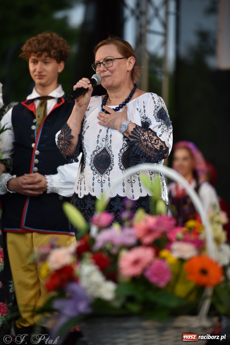 Zdjęcie w galerii na portalu naszraciborz.pl: Śląsk zabrał raciborzan w muzyczno-taneczną podróż po świecie wiadomości z regionu