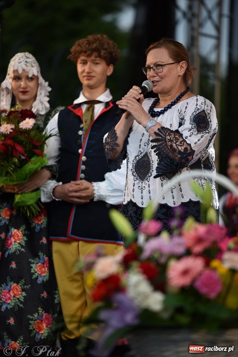 Zdjęcie w galerii na portalu naszraciborz.pl: Śląsk zabrał raciborzan w muzyczno-taneczną podróż po świecie wiadomości z regionu