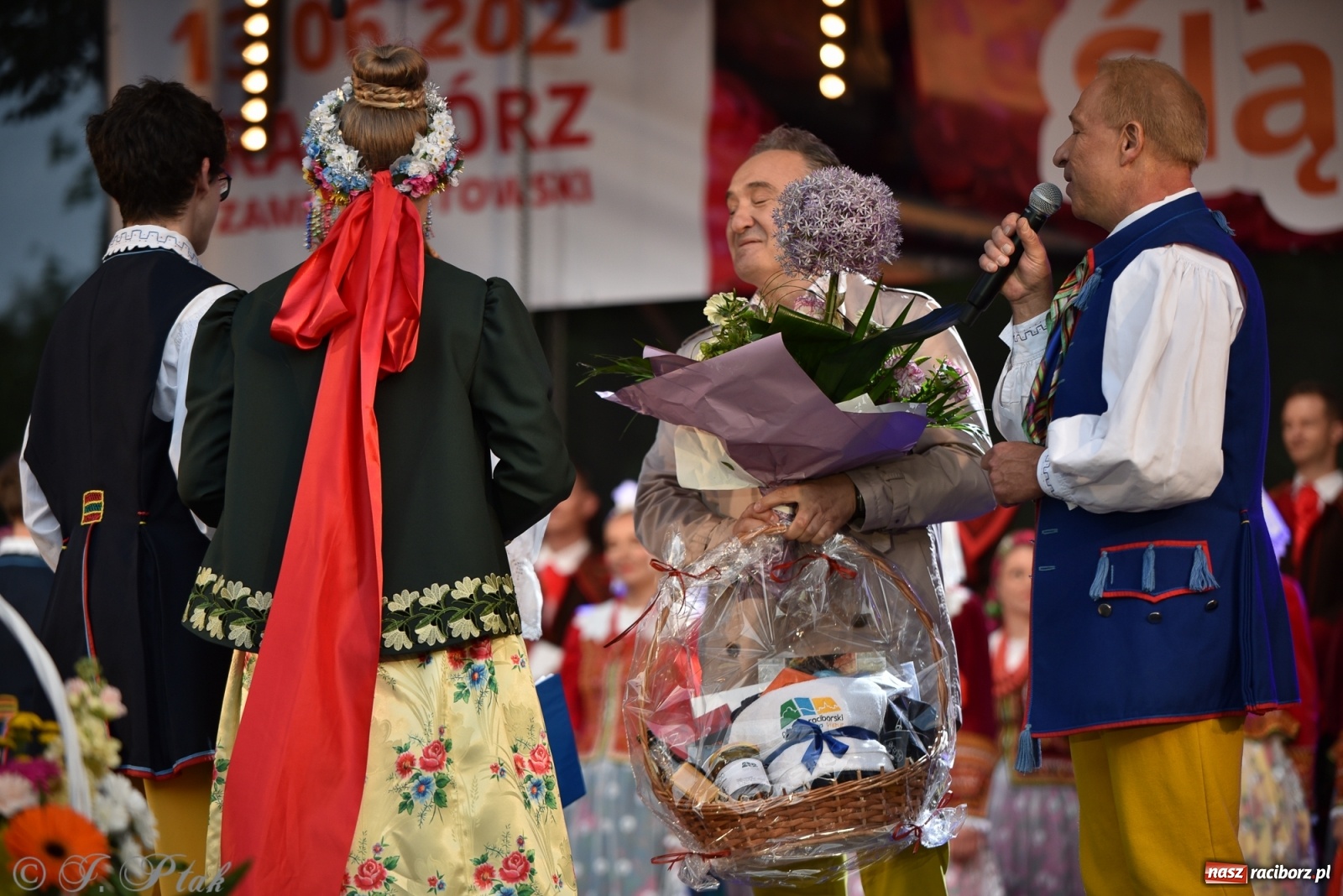 Zdjęcie w galerii na portalu naszraciborz.pl: Śląsk zabrał raciborzan w muzyczno-taneczną podróż po świecie wiadomości z regionu