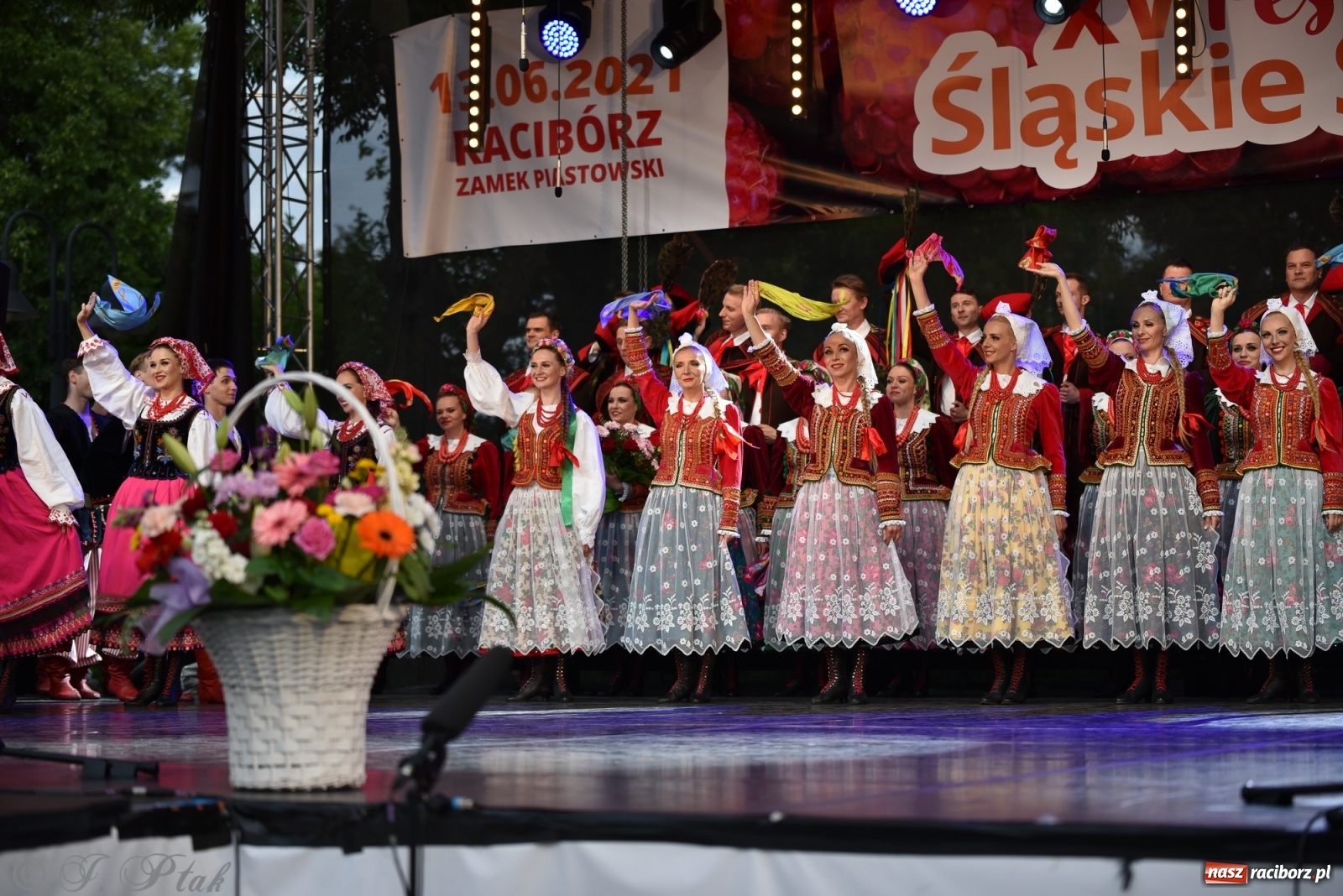 Zdjęcie w galerii na portalu naszraciborz.pl: Śląsk zabrał raciborzan w muzyczno-taneczną podróż po świecie wiadomości z regionu