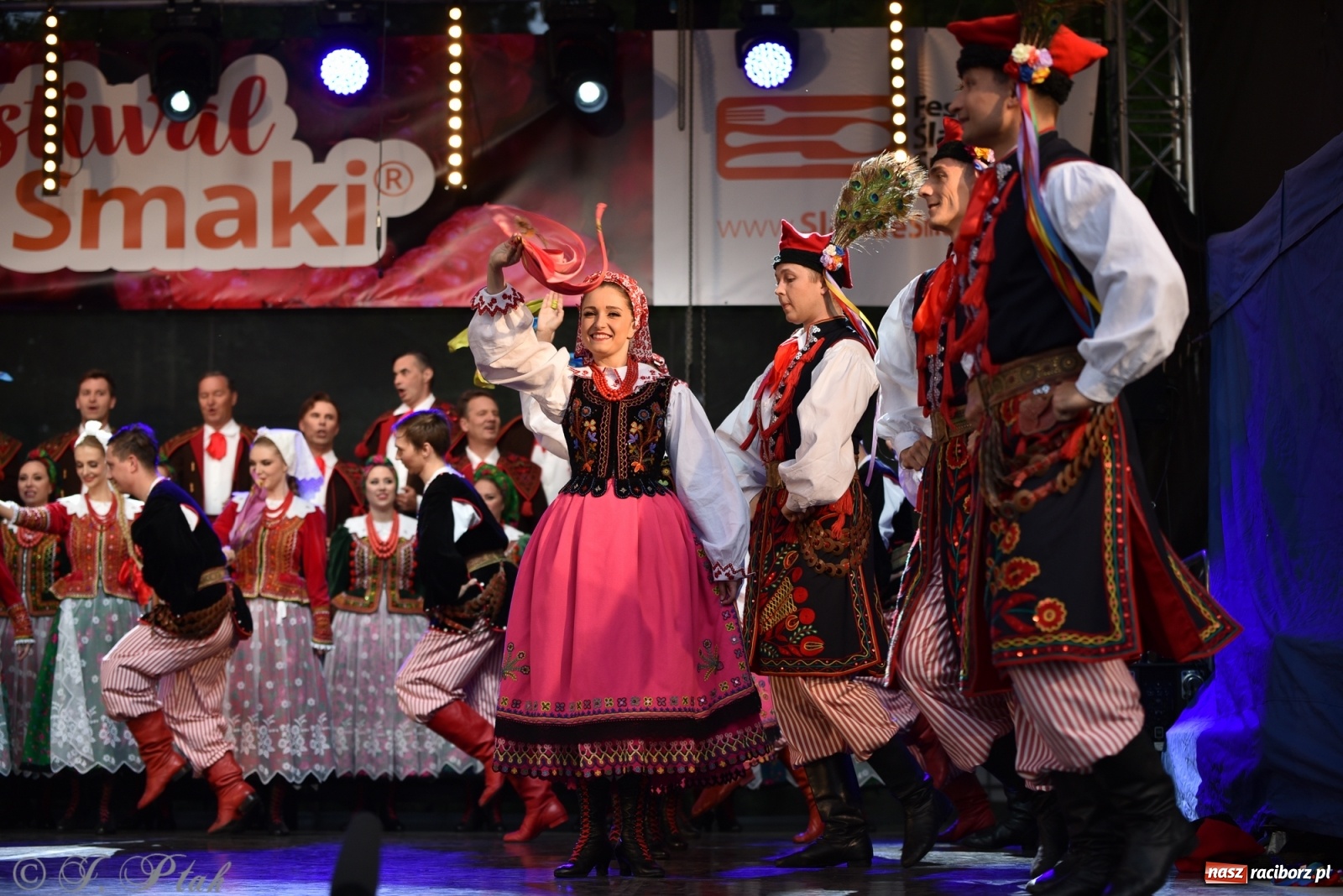 Zdjęcie w galerii na portalu naszraciborz.pl: Śląsk zabrał raciborzan w muzyczno-taneczną podróż po świecie wiadomości z regionu