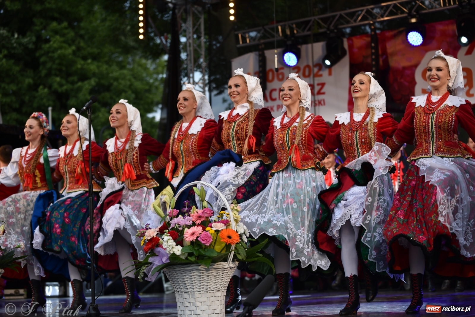 Zdjęcie w galerii na portalu naszraciborz.pl: Śląsk zabrał raciborzan w muzyczno-taneczną podróż po świecie wiadomości z regionu