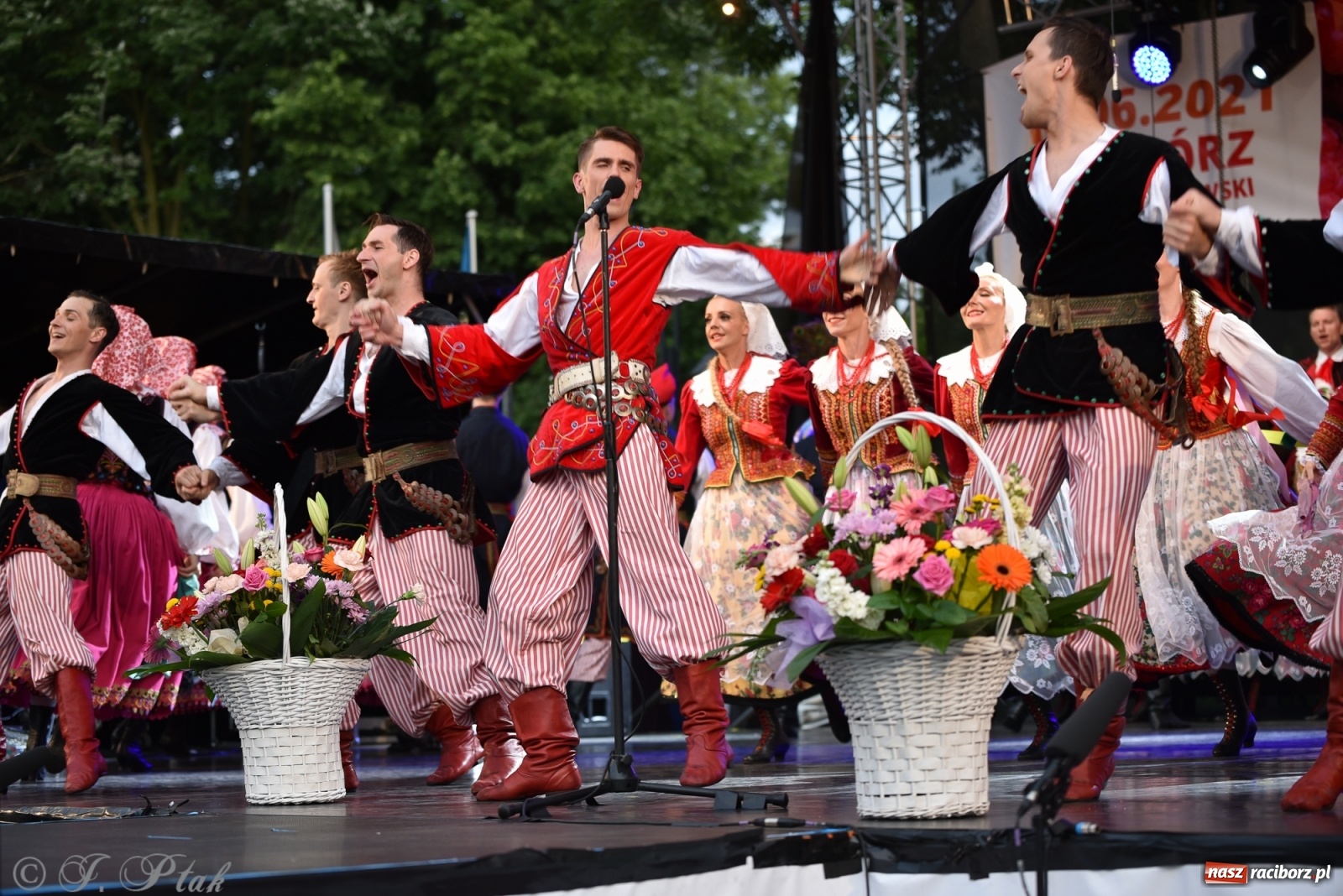 Zdjęcie w galerii na portalu naszraciborz.pl: Śląsk zabrał raciborzan w muzyczno-taneczną podróż po świecie wiadomości z regionu