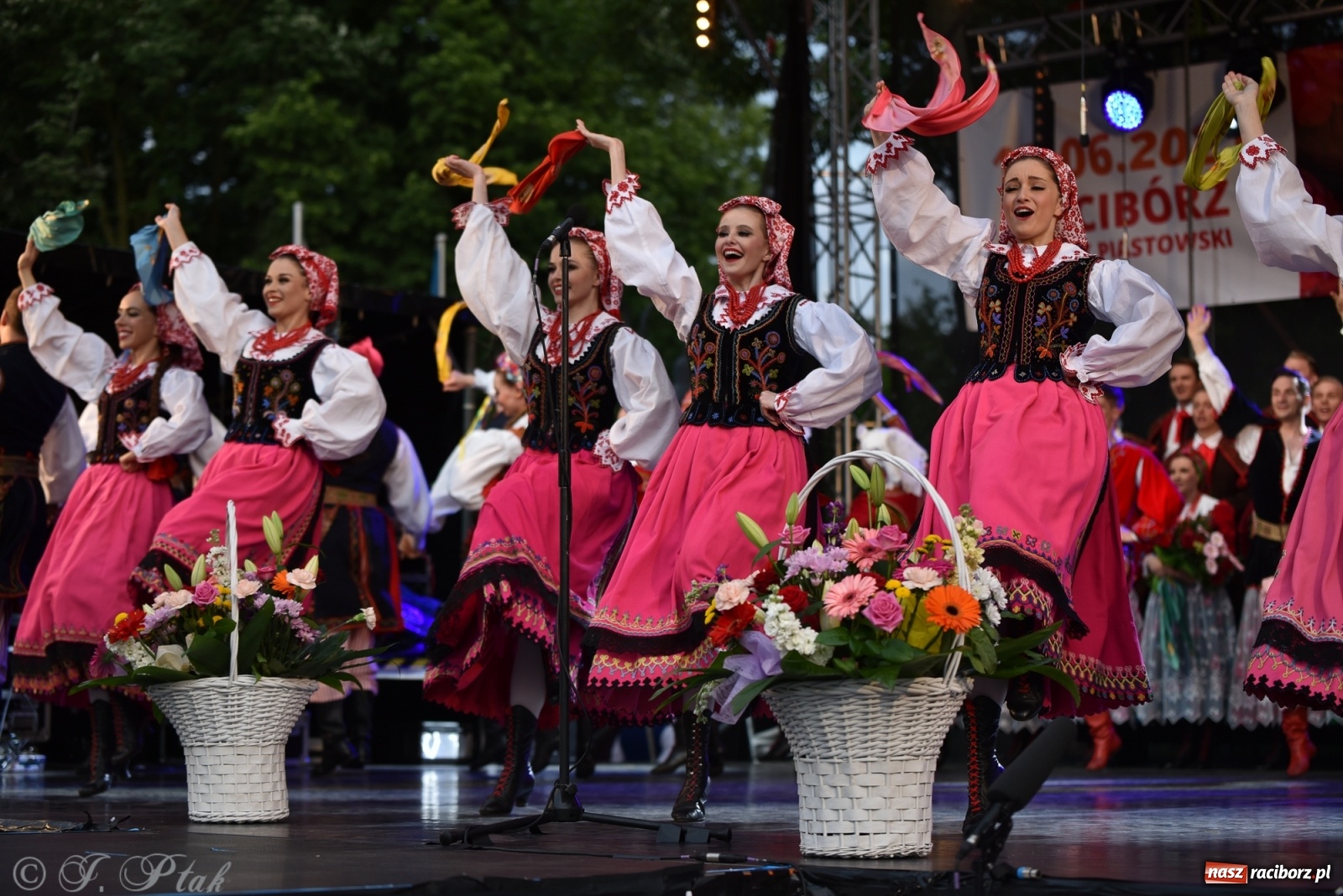 Zdjęcie w galerii na portalu naszraciborz.pl: Śląsk zabrał raciborzan w muzyczno-taneczną podróż po świecie wiadomości z regionu