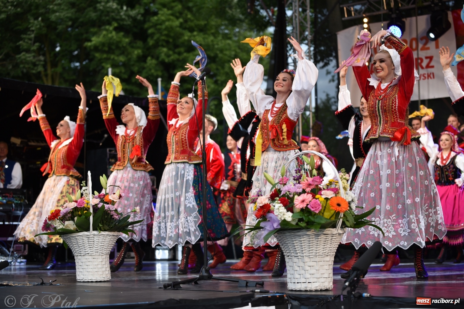 Zdjęcie w galerii na portalu naszraciborz.pl: Śląsk zabrał raciborzan w muzyczno-taneczną podróż po świecie wiadomości z regionu
