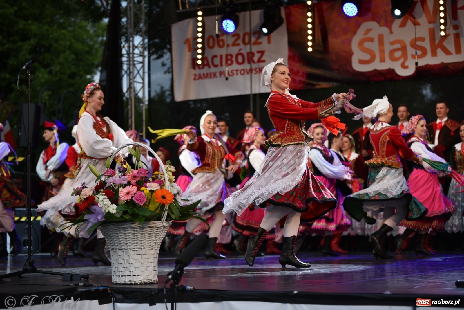 Zdjęcie w galerii na portalu naszraciborz.pl: Śląsk zabrał raciborzan w muzyczno-taneczną podróż po świecie wiadomości z regionu