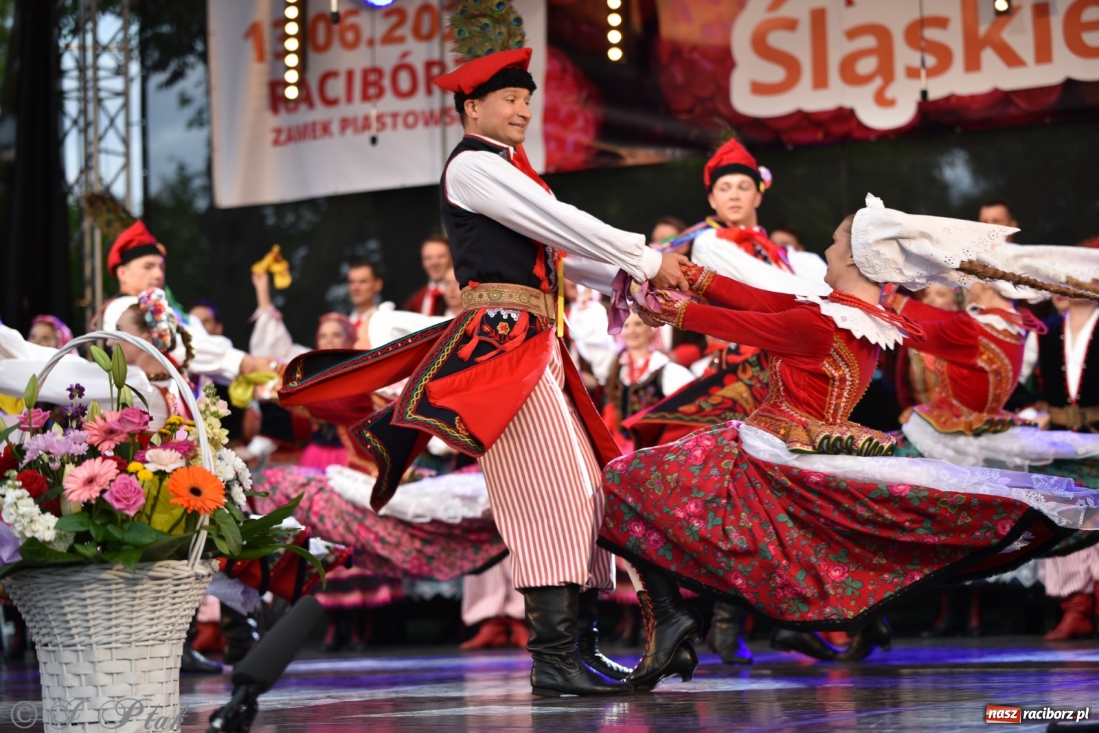 Zdjęcie w galerii na portalu naszraciborz.pl: Śląsk zabrał raciborzan w muzyczno-taneczną podróż po świecie wiadomości z regionu