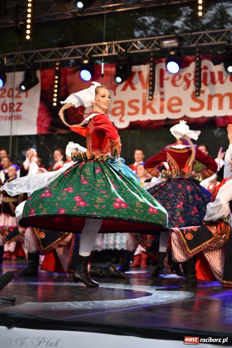 Zdjęcie w galerii na portalu naszraciborz.pl: Śląsk zabrał raciborzan w muzyczno-taneczną podróż po świecie wiadomości z regionu