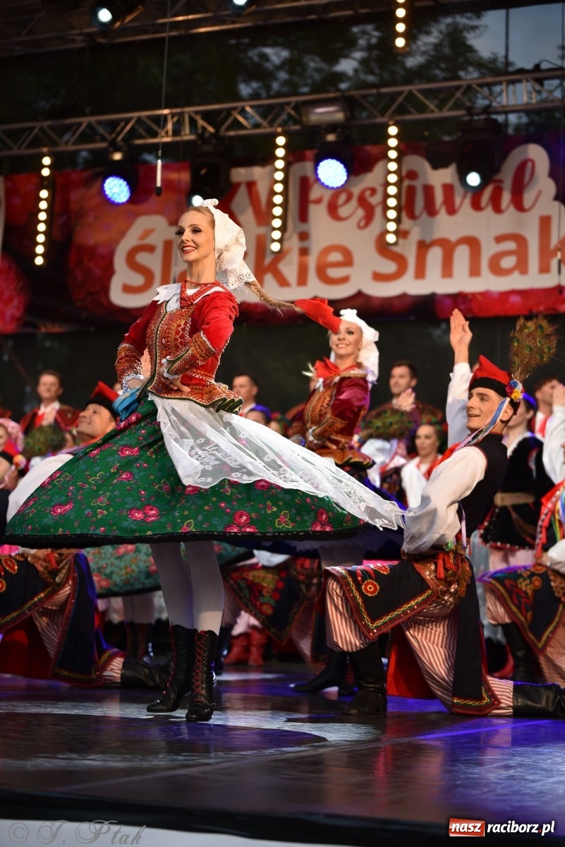 Zdjęcie w galerii na portalu naszraciborz.pl: Śląsk zabrał raciborzan w muzyczno-taneczną podróż po świecie wiadomości z regionu