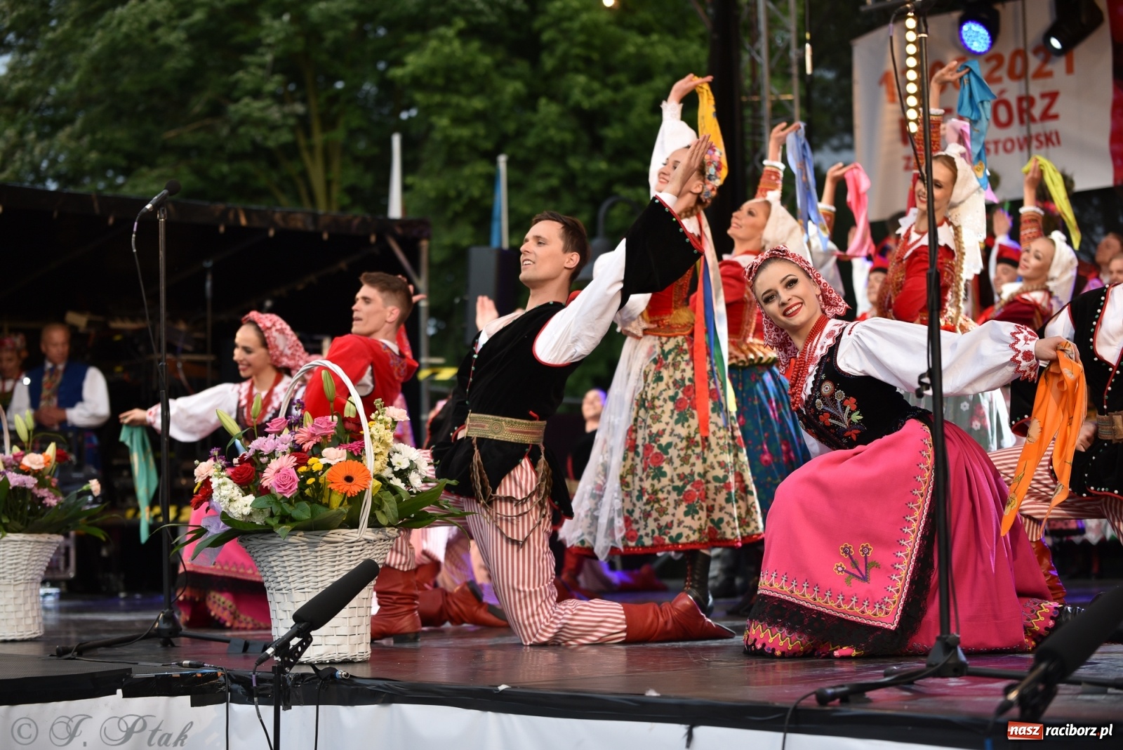Zdjęcie w galerii na portalu naszraciborz.pl: Śląsk zabrał raciborzan w muzyczno-taneczną podróż po świecie wiadomości z regionu