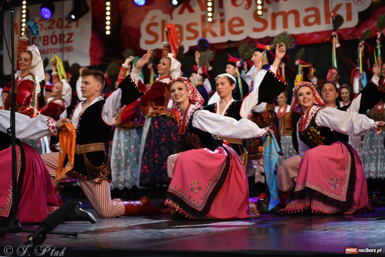 Zdjęcie w galerii na portalu naszraciborz.pl: Śląsk zabrał raciborzan w muzyczno-taneczną podróż po świecie wiadomości z regionu