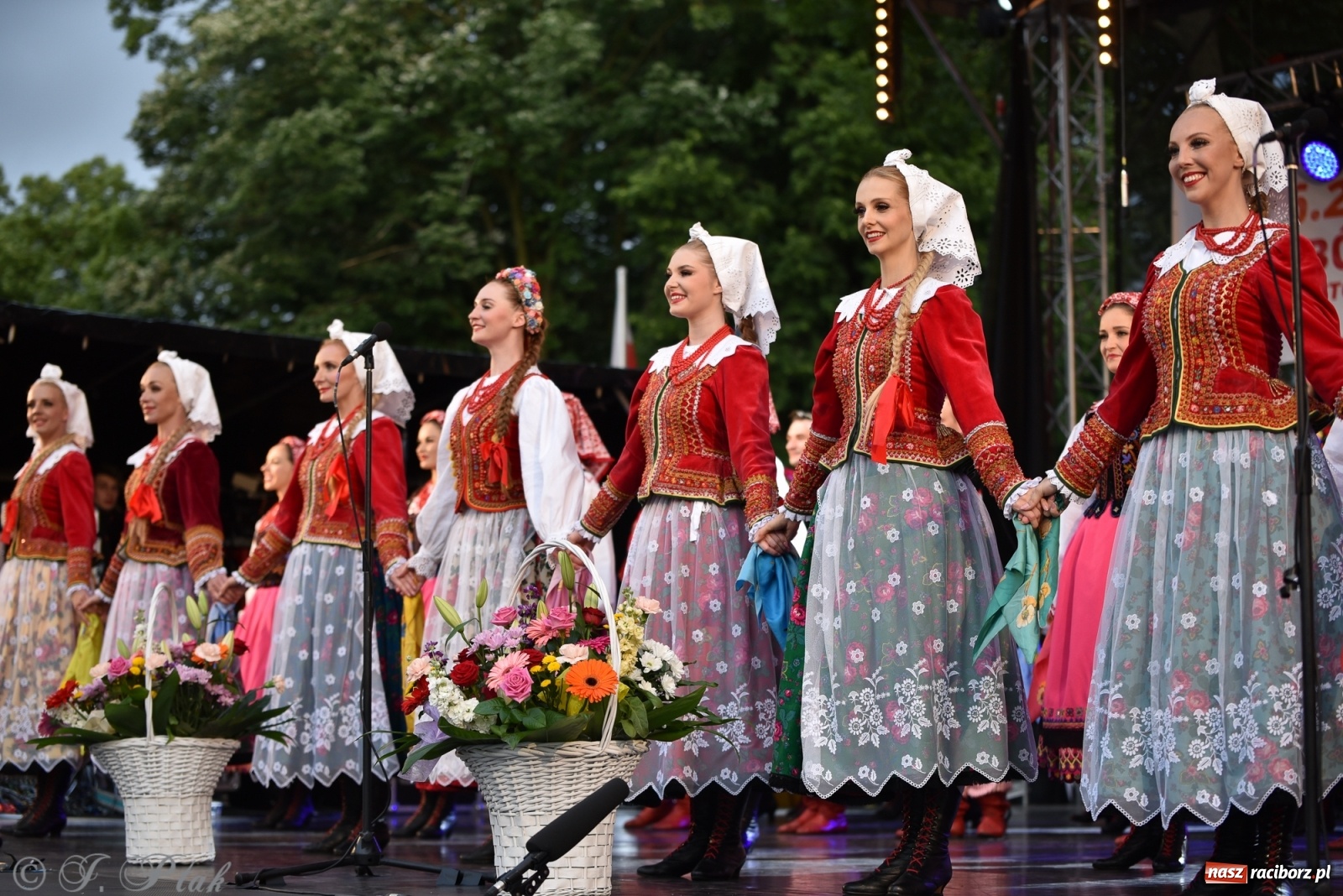 Zdjęcie w galerii na portalu naszraciborz.pl: Śląsk zabrał raciborzan w muzyczno-taneczną podróż po świecie wiadomości z regionu