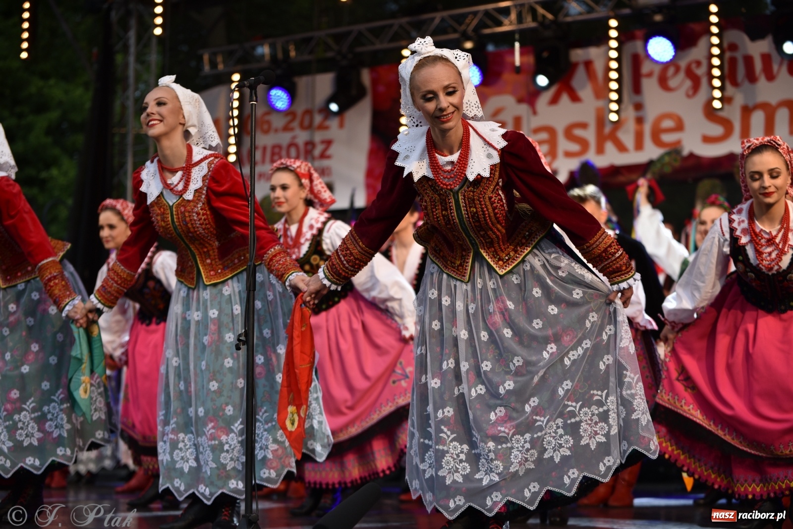 Zdjęcie w galerii na portalu naszraciborz.pl: Śląsk zabrał raciborzan w muzyczno-taneczną podróż po świecie wiadomości z regionu