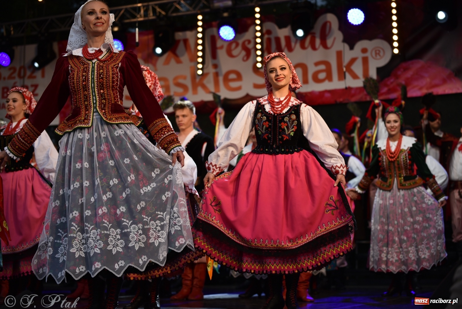 Zdjęcie w galerii na portalu naszraciborz.pl: Śląsk zabrał raciborzan w muzyczno-taneczną podróż po świecie wiadomości z regionu