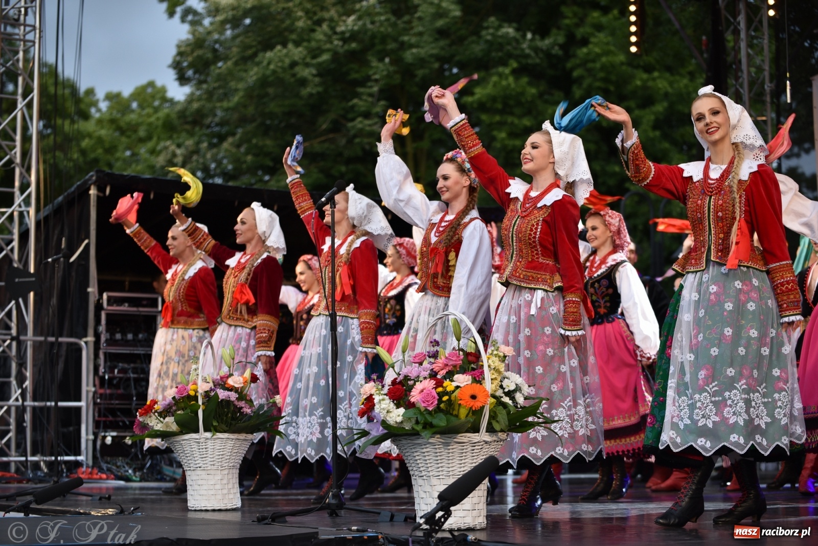 Zdjęcie w galerii na portalu naszraciborz.pl: Śląsk zabrał raciborzan w muzyczno-taneczną podróż po świecie wiadomości z regionu