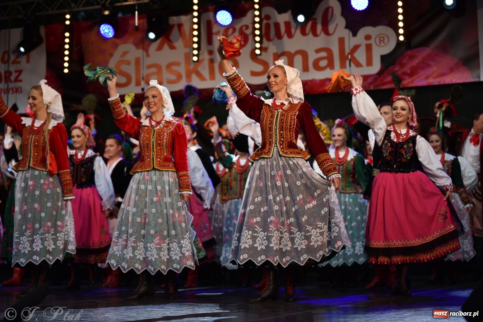 Zdjęcie w galerii na portalu naszraciborz.pl: Śląsk zabrał raciborzan w muzyczno-taneczną podróż po świecie wiadomości z regionu