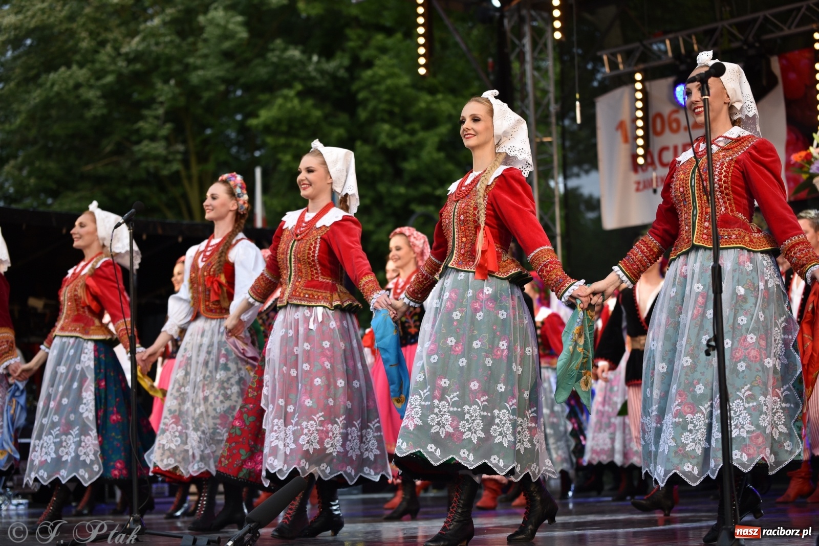 Zdjęcie w galerii na portalu naszraciborz.pl: Śląsk zabrał raciborzan w muzyczno-taneczną podróż po świecie wiadomości z regionu