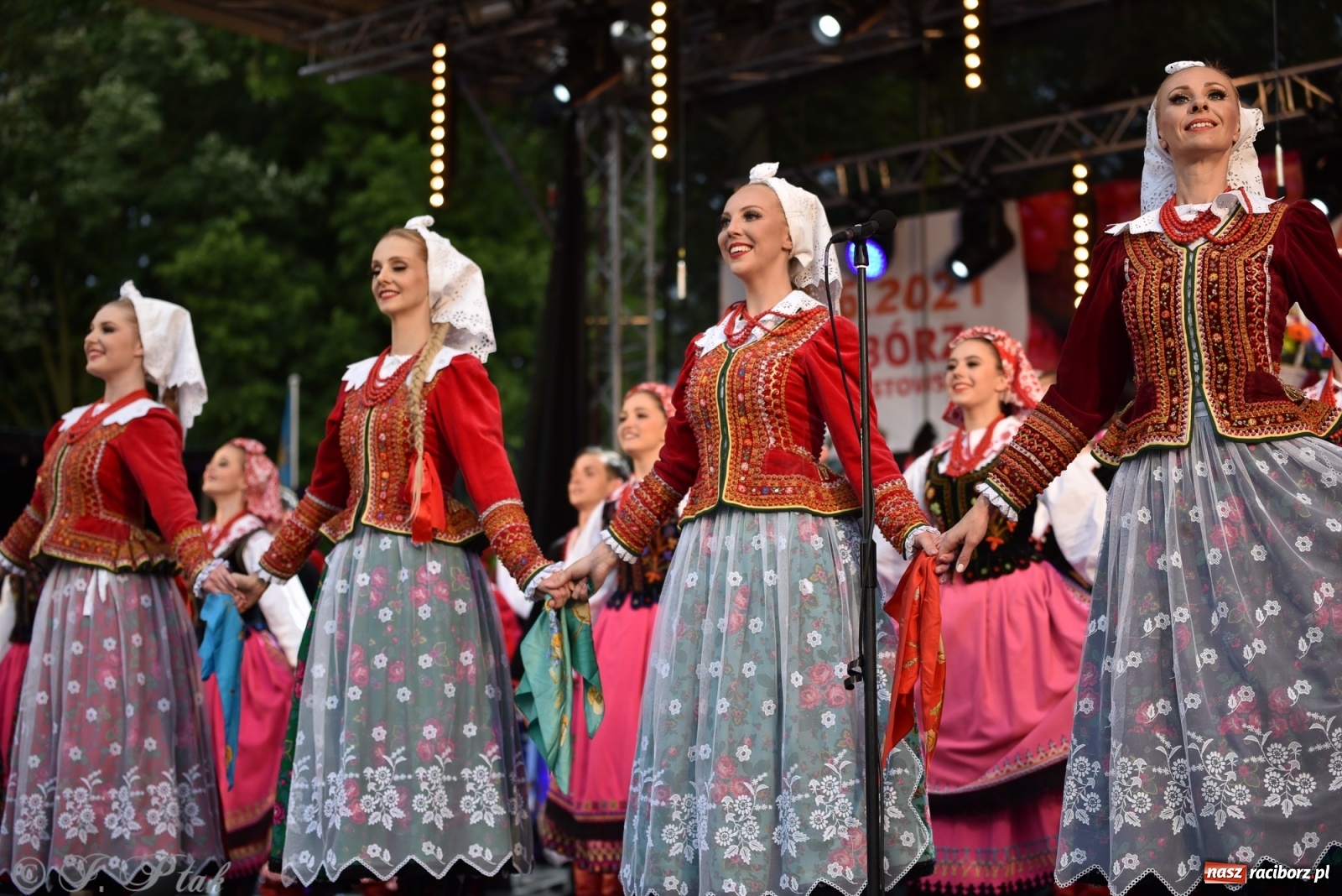 Zdjęcie w galerii na portalu naszraciborz.pl: Śląsk zabrał raciborzan w muzyczno-taneczną podróż po świecie wiadomości z regionu
