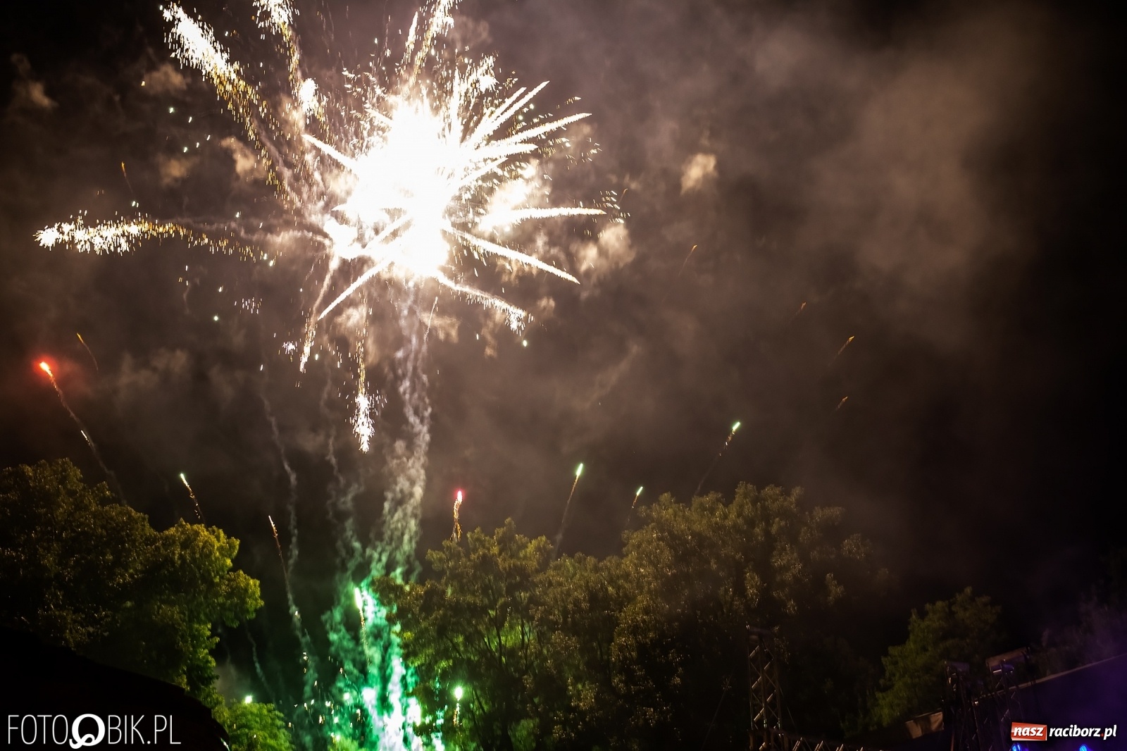 Zdjęcie w galerii na portalu naszraciborz.pl: Pokaz laserów i fajerwerków na zamku [FOTO i WIDEO] wiadomości z regionu