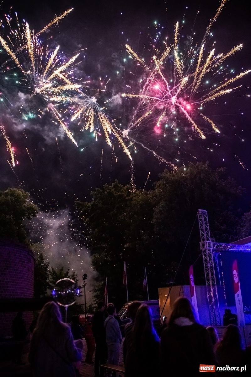 Zdjęcie w galerii na portalu naszraciborz.pl: Pokaz laserów i fajerwerków na zamku [FOTO i WIDEO] wiadomości z regionu