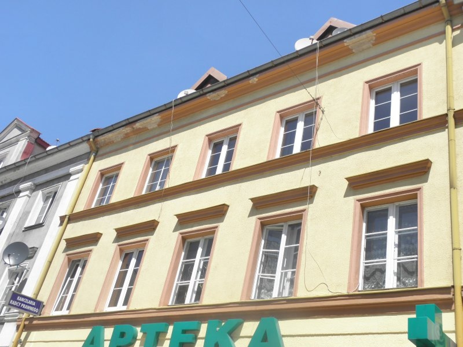 Zdjęcie w galerii na portalu naszraciborz.pl: Magistrat apeluje do zarządców o usunięcie przewodów z elewacji wiadomości z regionu