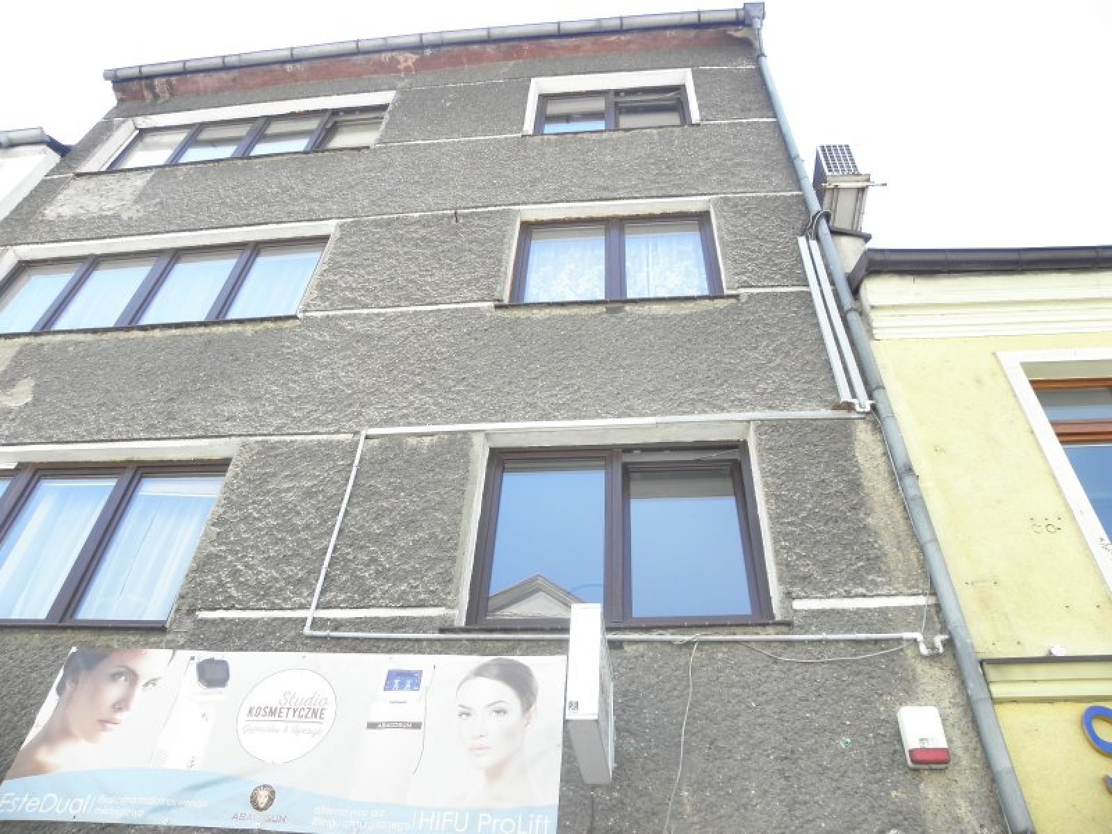 Zdjęcie w galerii na portalu naszraciborz.pl: Magistrat apeluje do zarządców o usunięcie przewodów z elewacji wiadomości z regionu