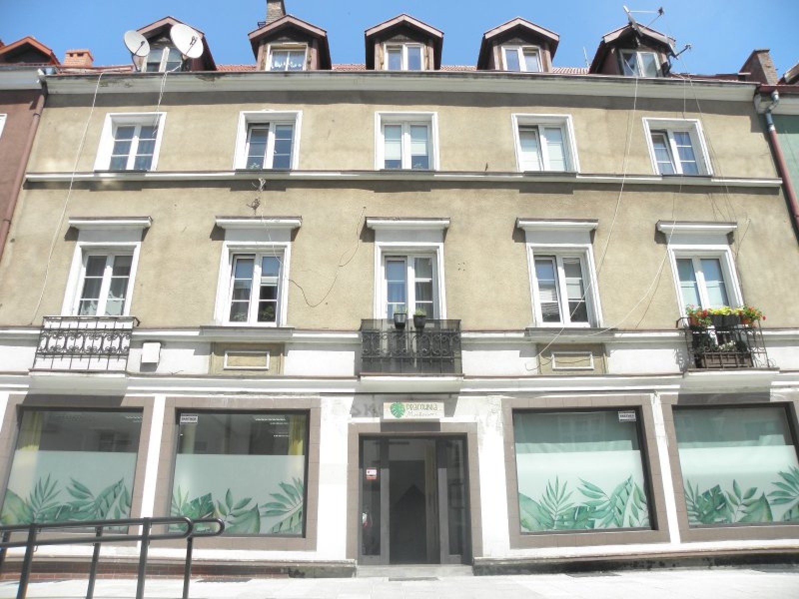 Zdjęcie w galerii na portalu naszraciborz.pl: Magistrat apeluje do zarządców o usunięcie przewodów z elewacji wiadomości z regionu