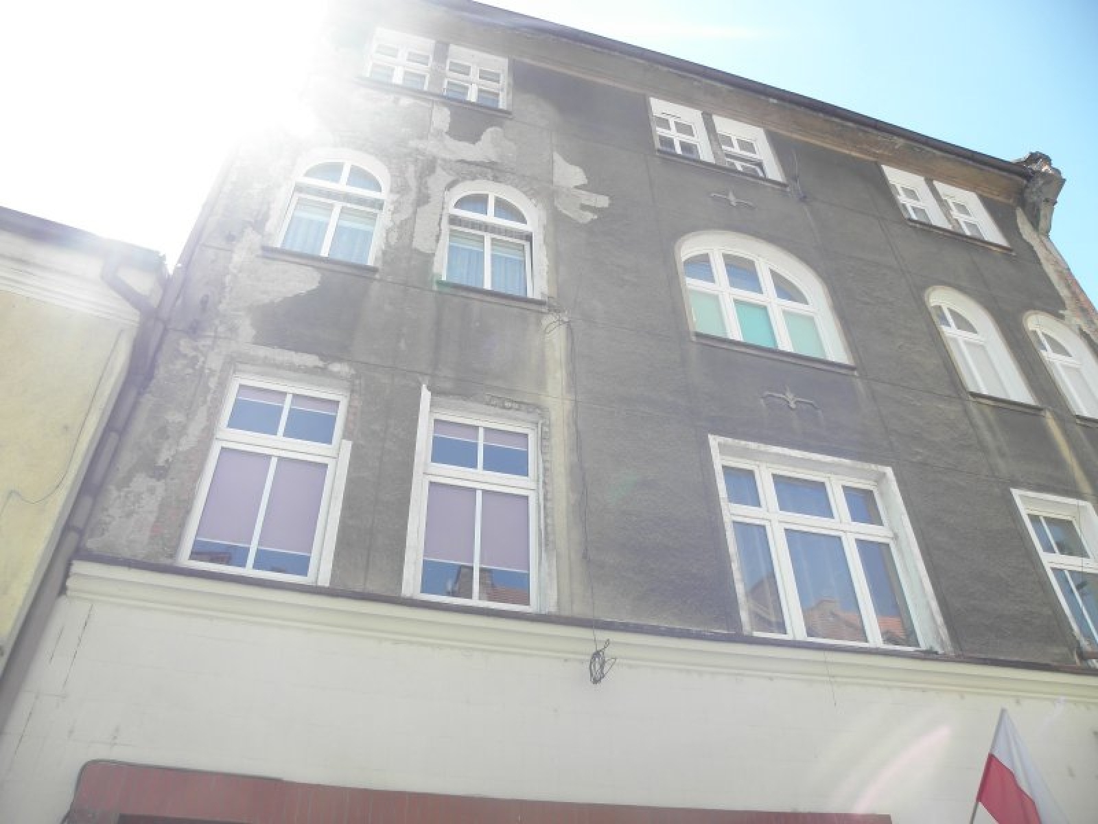 Zdjęcie w galerii na portalu naszraciborz.pl: Magistrat apeluje do zarządców o usunięcie przewodów z elewacji wiadomości z regionu