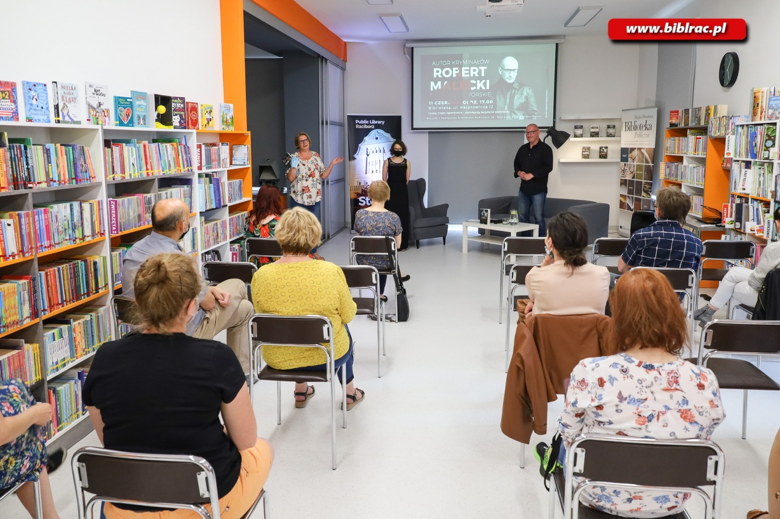 Zdjęcie w galerii na portalu naszraciborz.pl: Robert Małecki spotkał się z fanami w raciborskiej bibliotece [FOTO] wiadomości z regionu