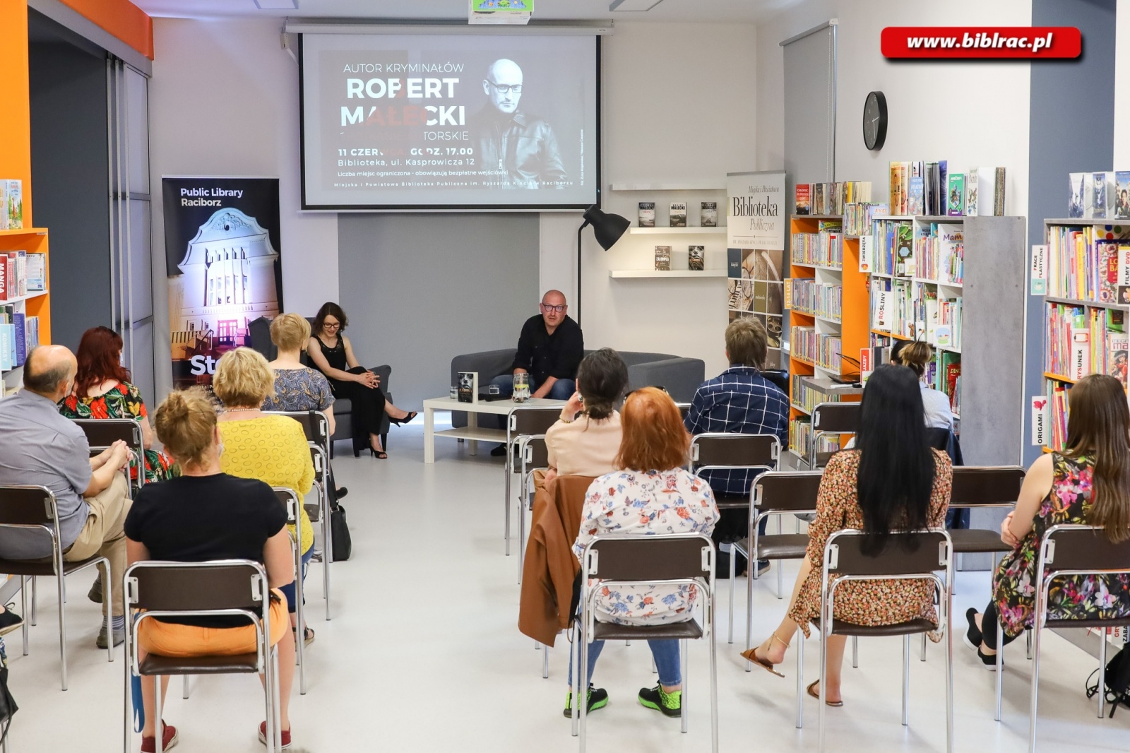 Zdjęcie w galerii na portalu naszraciborz.pl: Robert Małecki spotkał się z fanami w raciborskiej bibliotece [FOTO] wiadomości z regionu