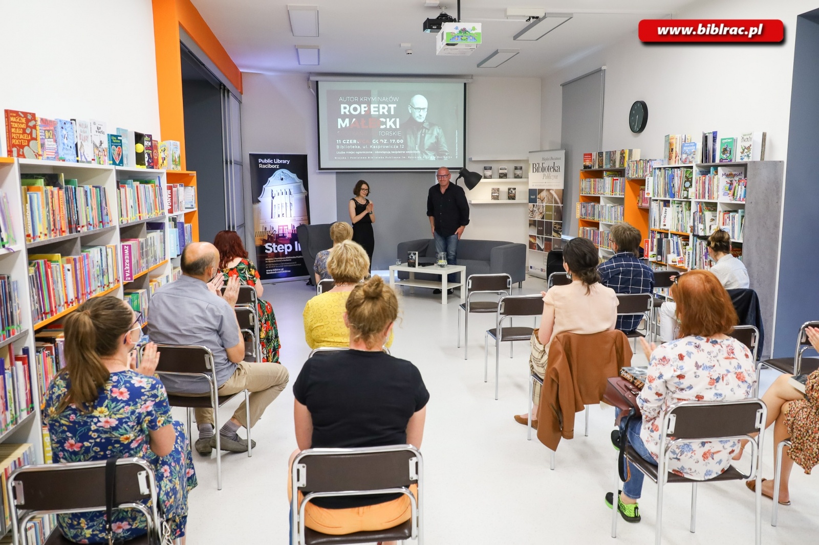 Zdjęcie w galerii na portalu naszraciborz.pl: Robert Małecki spotkał się z fanami w raciborskiej bibliotece [FOTO] wiadomości z regionu