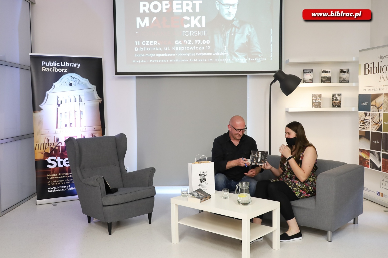 Zdjęcie w galerii na portalu naszraciborz.pl: Robert Małecki spotkał się z fanami w raciborskiej bibliotece [FOTO] wiadomości z regionu