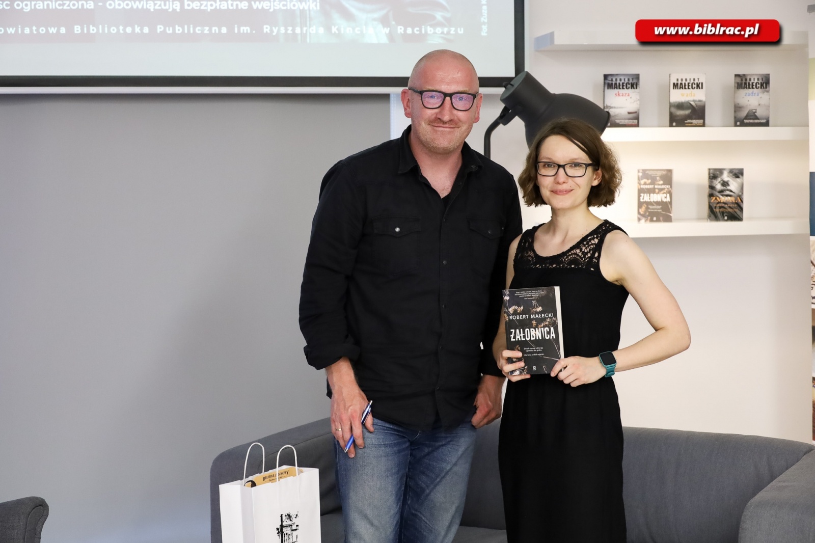 Zdjęcie w galerii na portalu naszraciborz.pl: Robert Małecki spotkał się z fanami w raciborskiej bibliotece [FOTO] wiadomości z regionu