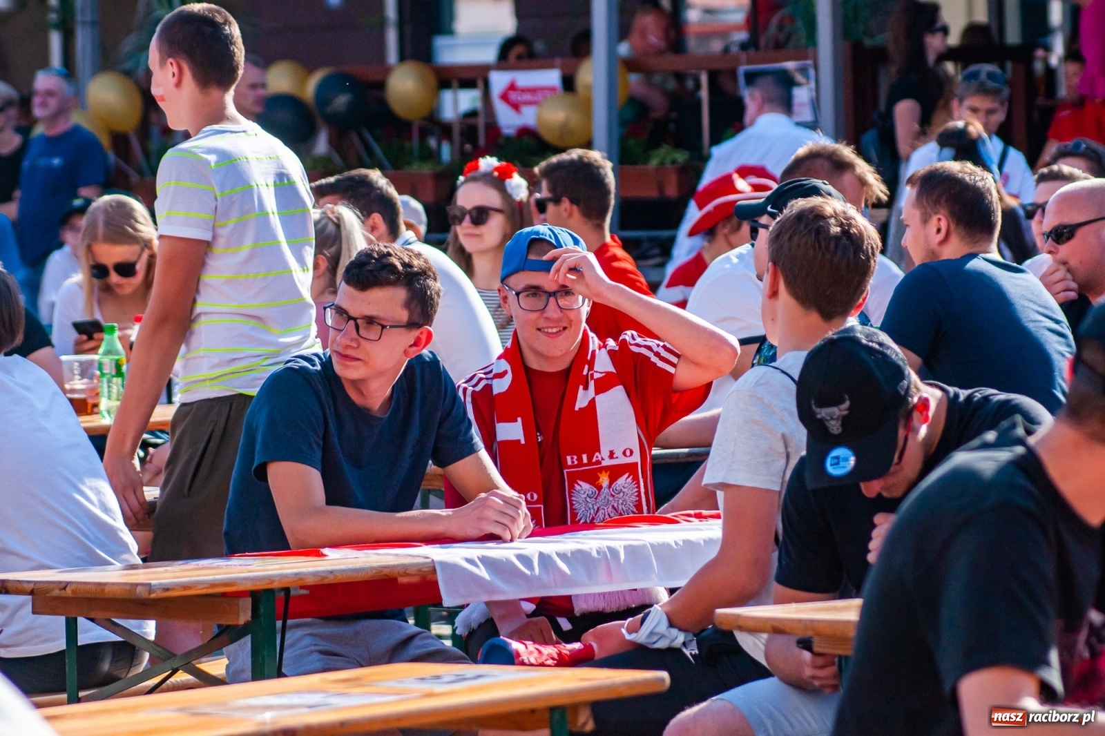 Zdjęcie w galerii na portalu naszraciborz.pl: Biało-czerwoni do przodu! Racibórz kibicuje [FOTO i WIDEO] wiadomości z regionu