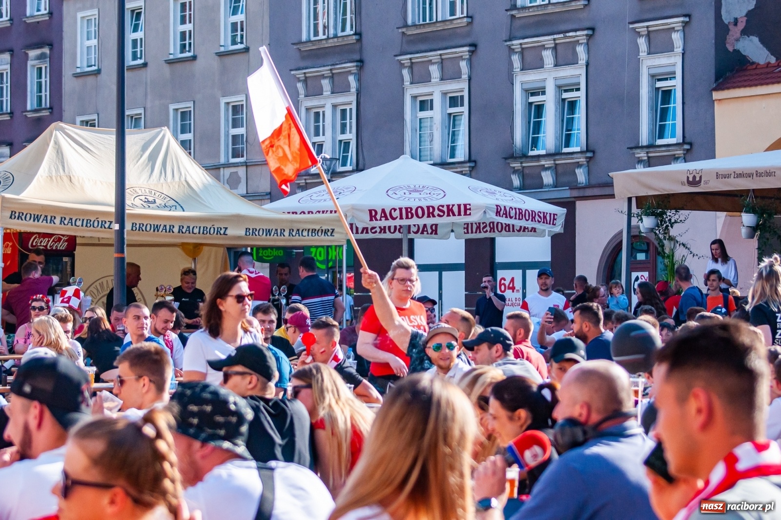 Zdjęcie w galerii na portalu naszraciborz.pl: Biało-czerwoni do przodu! Racibórz kibicuje [FOTO i WIDEO] wiadomości z regionu