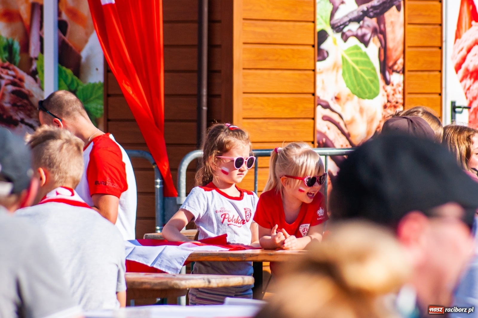 Zdjęcie w galerii na portalu naszraciborz.pl: Biało-czerwoni do przodu! Racibórz kibicuje [FOTO i WIDEO] wiadomości z regionu