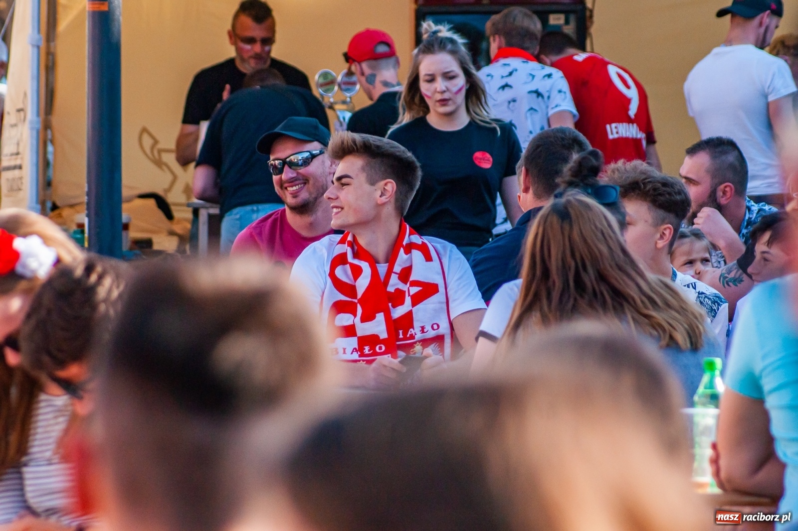 Zdjęcie w galerii na portalu naszraciborz.pl: Biało-czerwoni do przodu! Racibórz kibicuje [FOTO i WIDEO] wiadomości z regionu