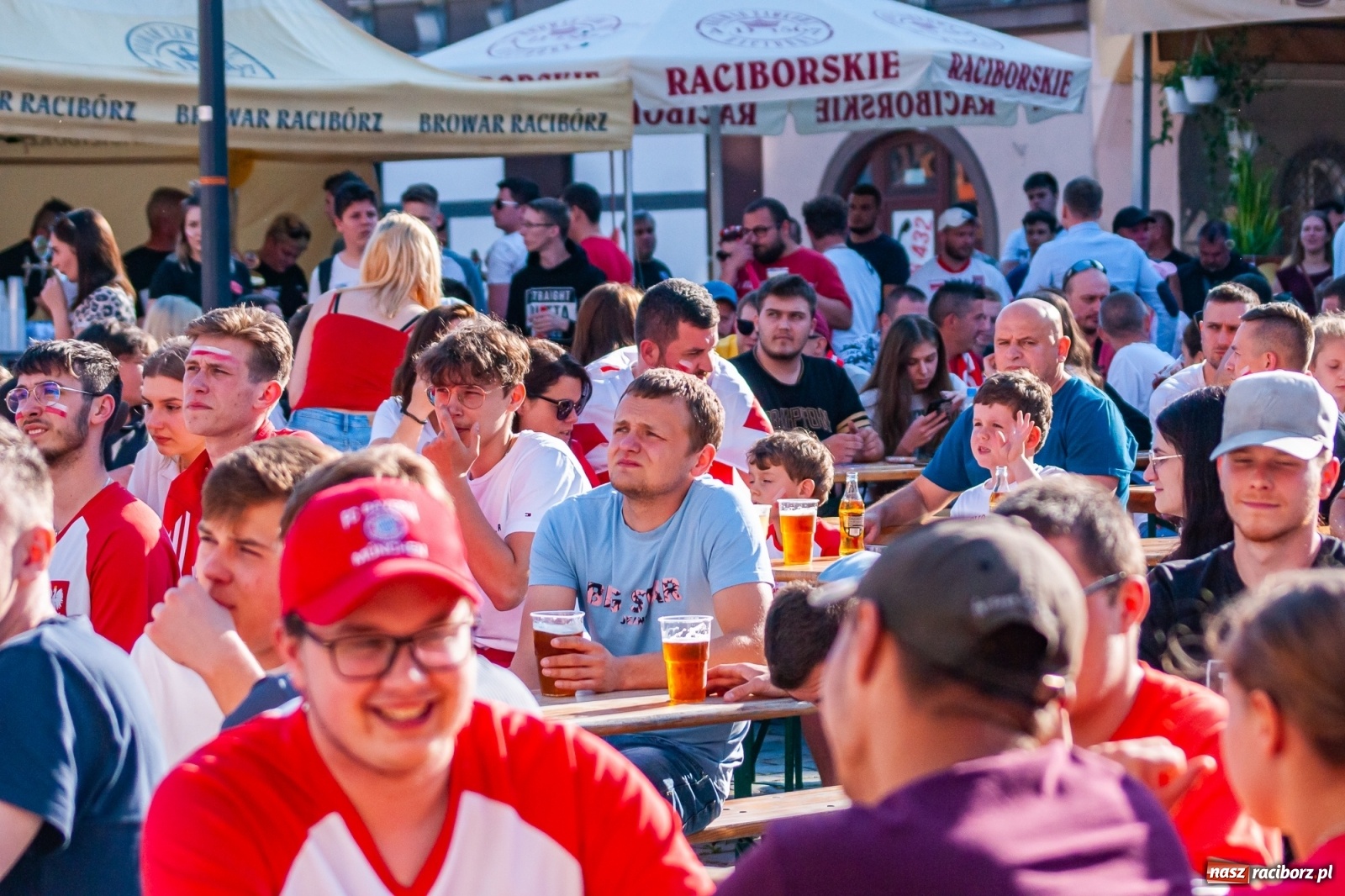 Zdjęcie w galerii na portalu naszraciborz.pl: Biało-czerwoni do przodu! Racibórz kibicuje [FOTO i WIDEO] wiadomości z regionu