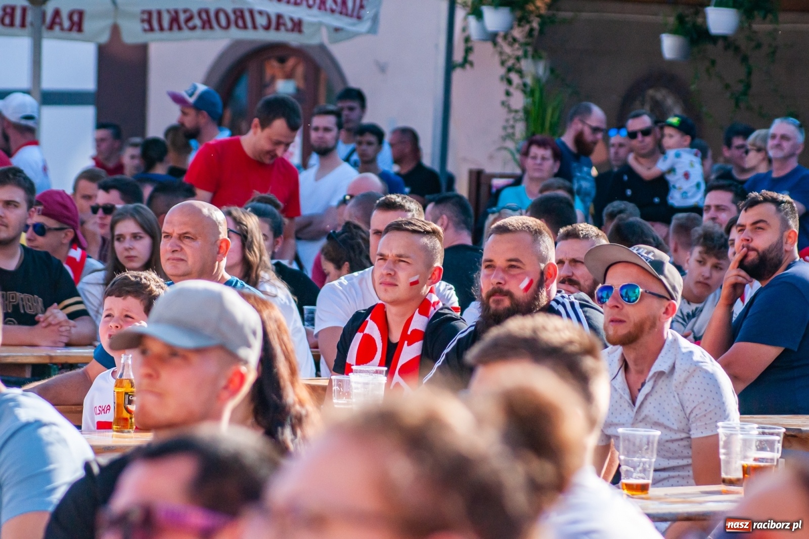 Zdjęcie w galerii na portalu naszraciborz.pl: Biało-czerwoni do przodu! Racibórz kibicuje [FOTO i WIDEO] wiadomości z regionu