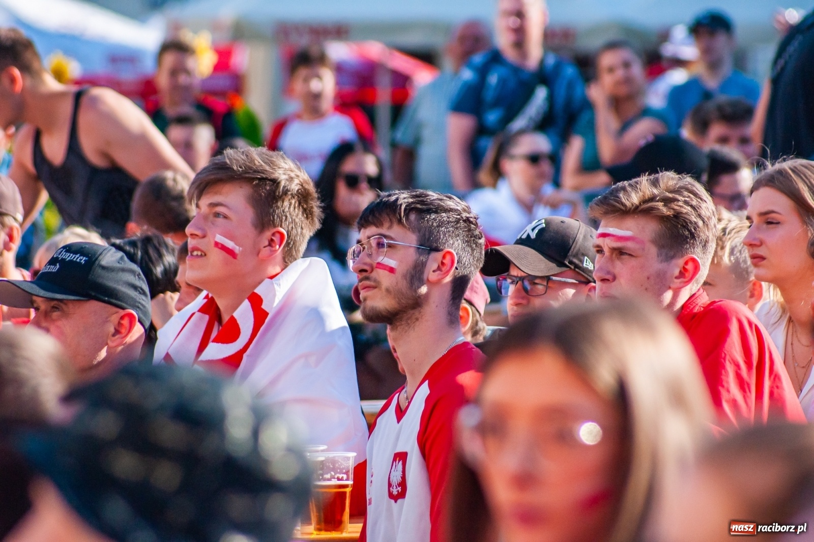 Zdjęcie w galerii na portalu naszraciborz.pl: Biało-czerwoni do przodu! Racibórz kibicuje [FOTO i WIDEO] wiadomości z regionu