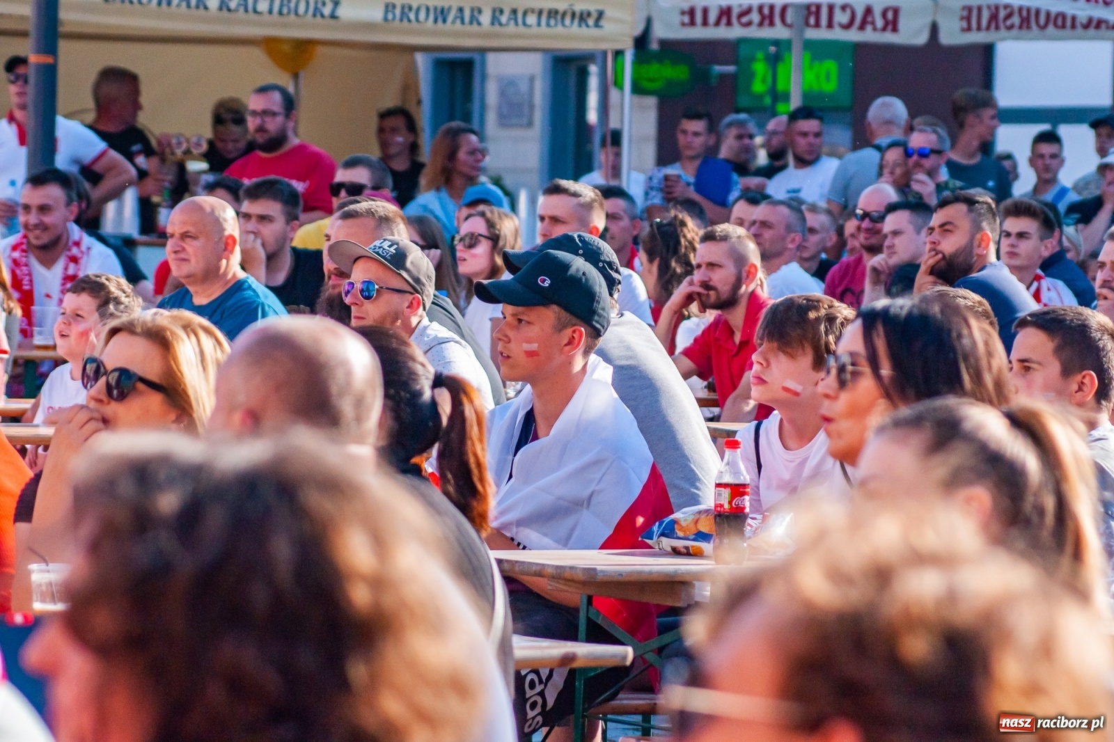 Zdjęcie w galerii na portalu naszraciborz.pl: Biało-czerwoni do przodu! Racibórz kibicuje [FOTO i WIDEO] wiadomości z regionu