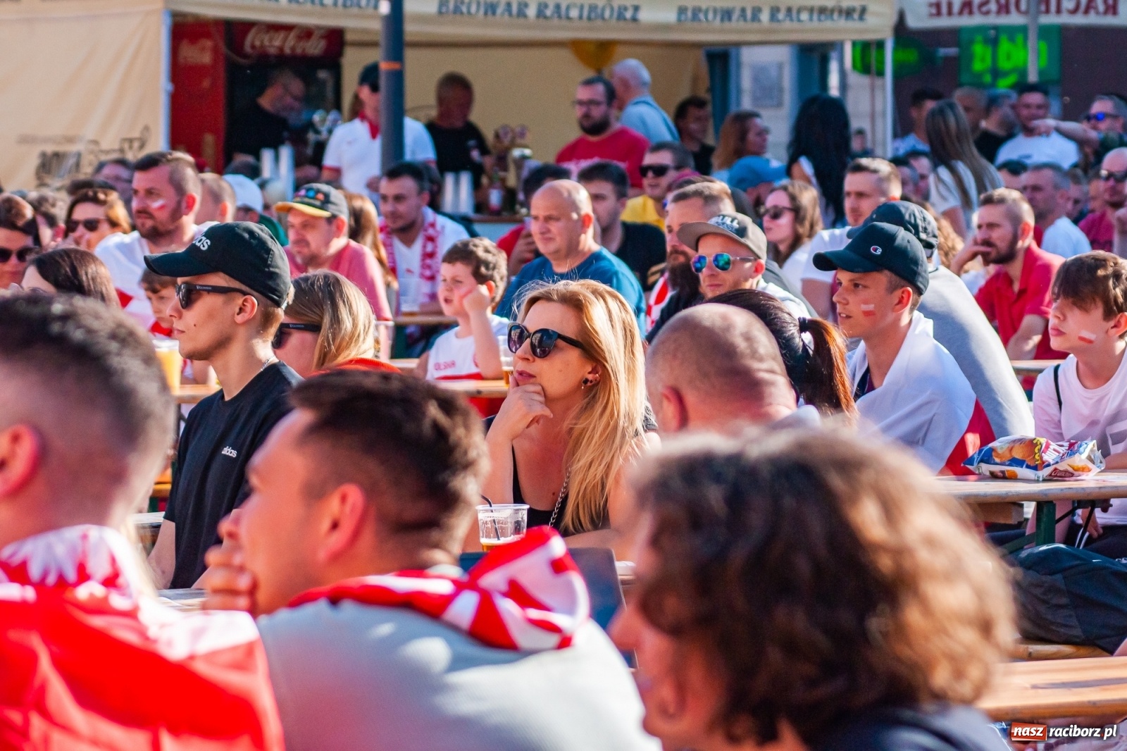 Zdjęcie w galerii na portalu naszraciborz.pl: Biało-czerwoni do przodu! Racibórz kibicuje [FOTO i WIDEO] wiadomości z regionu