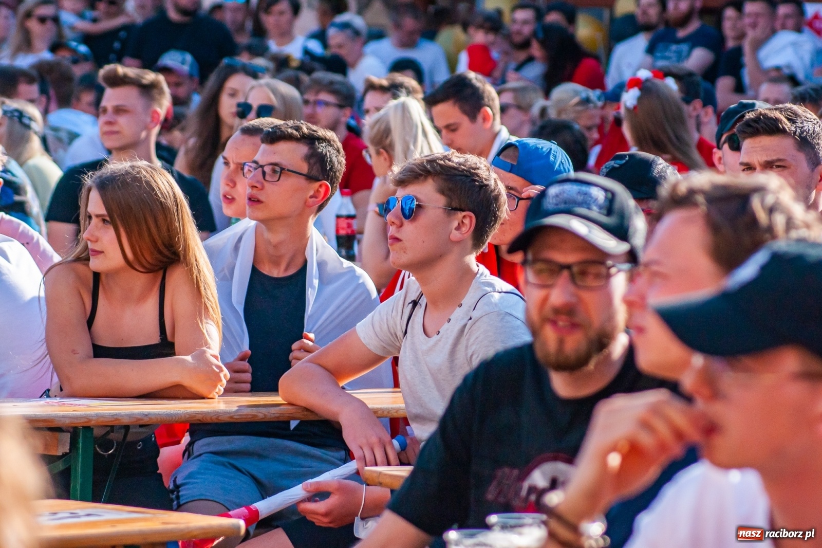 Zdjęcie w galerii na portalu naszraciborz.pl: Biało-czerwoni do przodu! Racibórz kibicuje [FOTO i WIDEO] wiadomości z regionu
