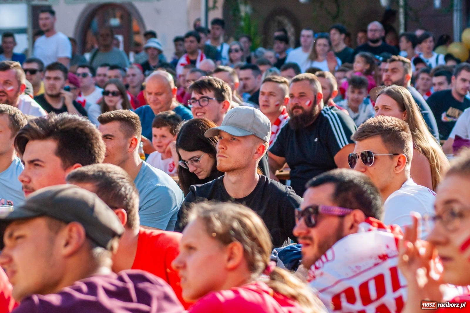 Zdjęcie w galerii na portalu naszraciborz.pl: Biało-czerwoni do przodu! Racibórz kibicuje [FOTO i WIDEO] wiadomości z regionu