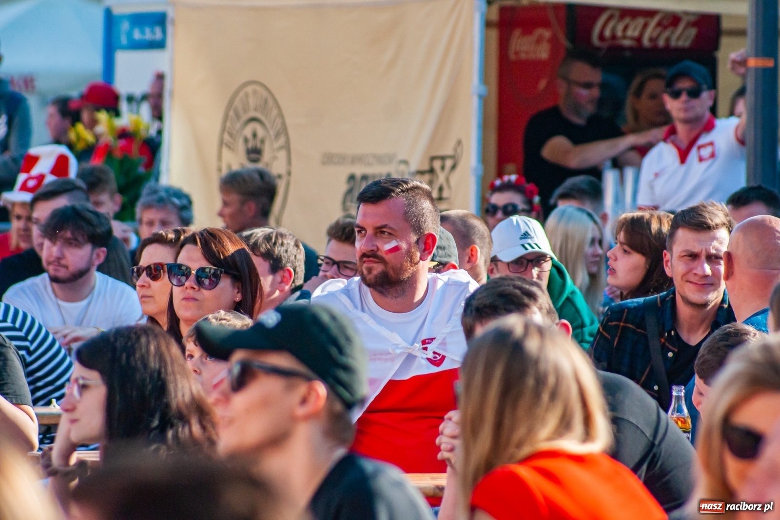 Zdjęcie w galerii na portalu naszraciborz.pl: Biało-czerwoni do przodu! Racibórz kibicuje [FOTO i WIDEO] wiadomości z regionu