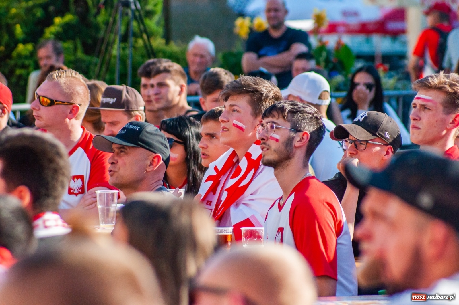 Zdjęcie w galerii na portalu naszraciborz.pl: Biało-czerwoni do przodu! Racibórz kibicuje [FOTO i WIDEO] wiadomości z regionu