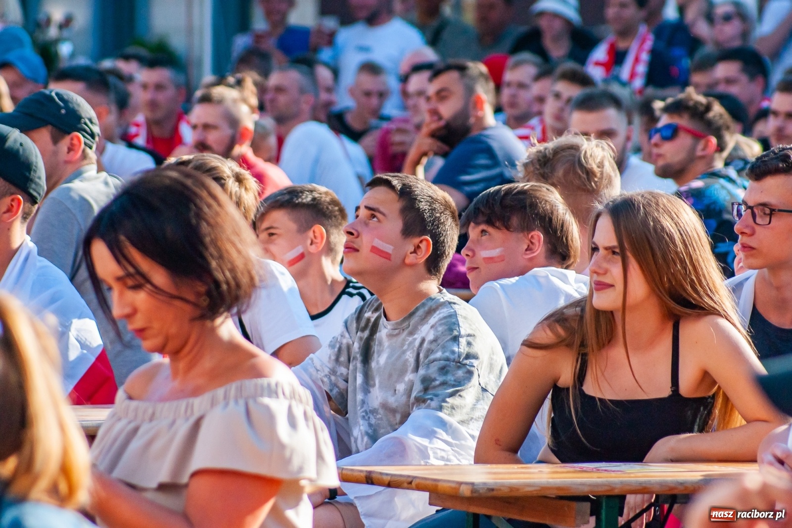 Zdjęcie w galerii na portalu naszraciborz.pl: Biało-czerwoni do przodu! Racibórz kibicuje [FOTO i WIDEO] wiadomości z regionu