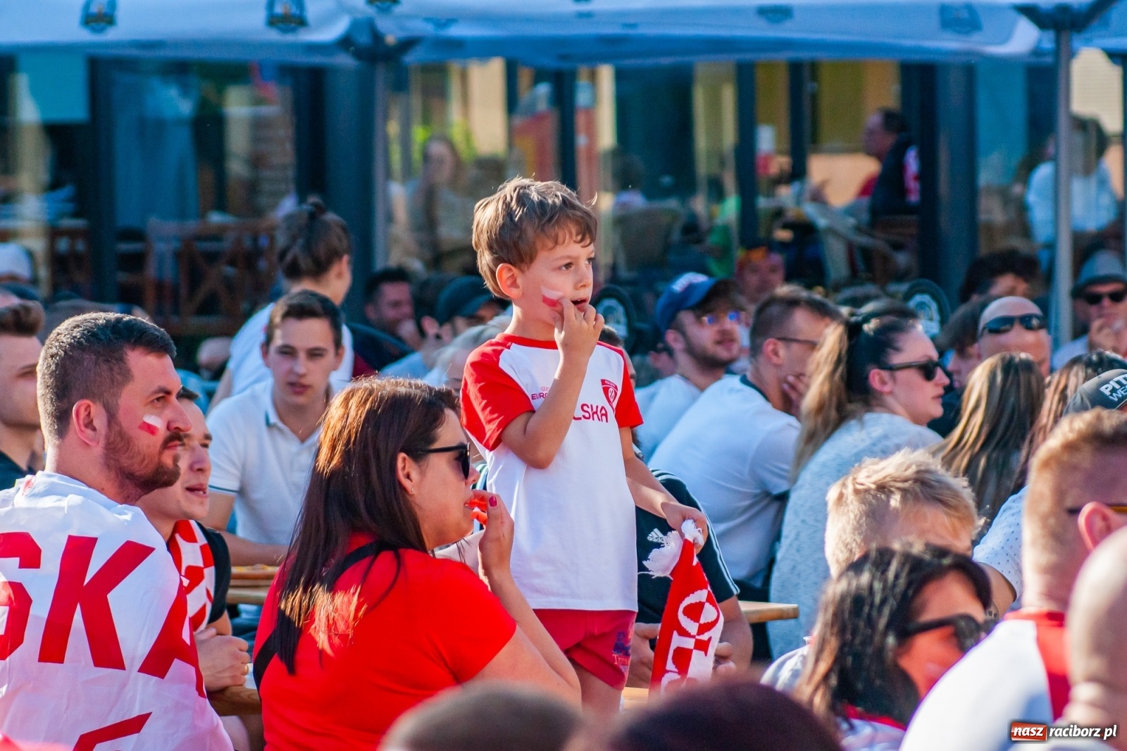 Zdjęcie w galerii na portalu naszraciborz.pl: Biało-czerwoni do przodu! Racibórz kibicuje [FOTO i WIDEO] wiadomości z regionu